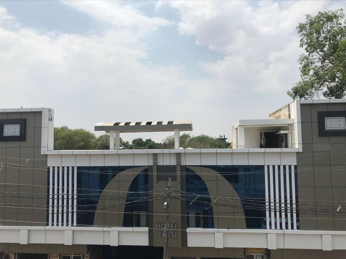 Hotel Tulsi Bānda Extérieur photo