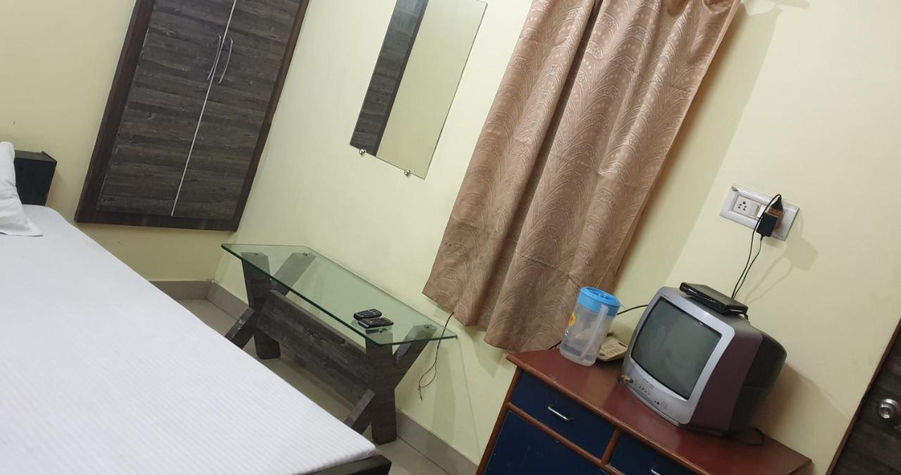 Hotel Tulsi Bānda Extérieur photo